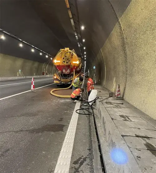 渠县隧道排水渠清淤